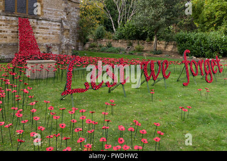 Piange la finestra di visualizzazione dei fatti a mano papaveri in ceramica per il centenario di WW1, la chiesa di San Pietro e San Paolo, Northampton, Regno Unito Foto Stock