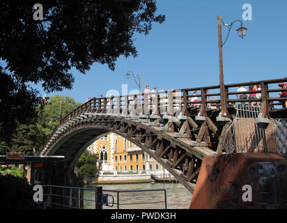 Il Ponte dell'Accademia, è solo uno dei 4 ponti che attraversano il viale principale di Venezia; il Grand Canal. Esso è chiamato dopo il museo e gallerie che si trovano nelle vicinanze note come dell'Accademia ed è una grande attrazione turistica a Venezia. Foto Stock