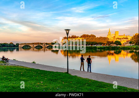 La Francia. Vaucluse (84). Avignon. Pont Saint-Bénézet, comunemente chiamato Pont d'Avignon, costruito dal 1177 al 1185 sul Rodano, il Palazzo dei Papi, di U Foto Stock