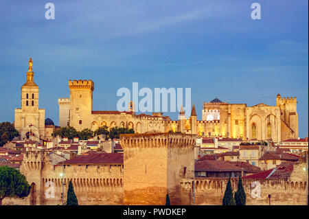 La Francia. Vaucluse (84). Avignon. Le mura che circondano il palazzo dei papi, un sito Patrimonio Mondiale dell'UNESCO, e Notre Dame des Doms cattedrale romana Foto Stock