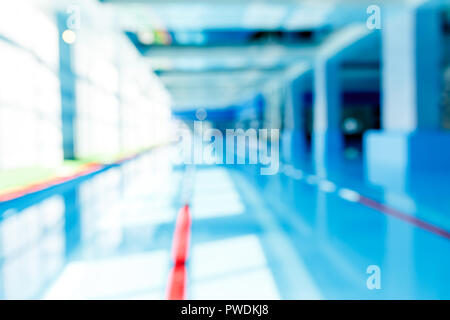 Sfocata foto della piscina con divisori di rosso Foto Stock