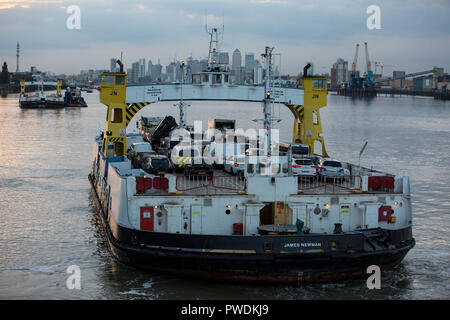 Woolwich Ferry della flotta di 1963 navi prendono il loro ultimo viaggio sul fiume Tamigi come essi sono ben presto di essere dismessi e sostituiti, London, Regno Unito Foto Stock