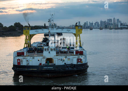 Woolwich Ferry della flotta di 1963 navi prendono il loro ultimo viaggio sul fiume Tamigi come essi sono ben presto di essere dismessi e sostituiti, London, Regno Unito Foto Stock