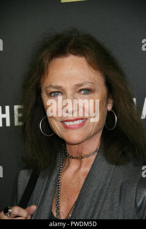 Jacqueline Bisset 04/05/2016 La Serie Premiere di 'Il Night Manager" tenutasi presso DGA Theatre di Los Angeles, CA Foto di Izumi Hasegawa / HNW / PictureLux Foto Stock