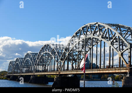 Il ponte ferroviario, Riga, Lettonia, oltre il fiume Daugava Foto Stock