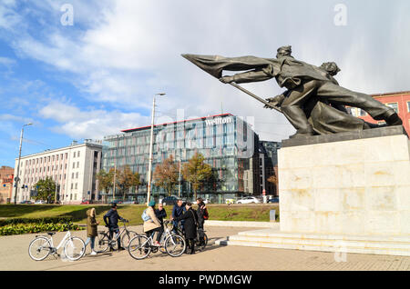 I turisti in piedi presso il monumento ai combattenti del 1905 a Riga, Lettonia Foto Stock