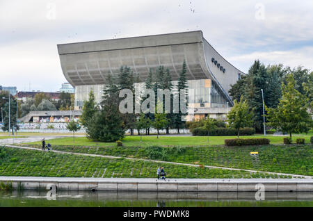 Vilnius Palazzo dei Concerti e sport, un grande edificio in disuso da fiume Neris Foto Stock