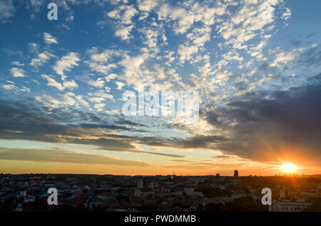 Vista panoramica di Vilnius al tramonto e ampio cielo blu, Lituania Foto Stock