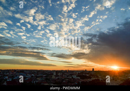 Vista panoramica di Vilnius al tramonto e ampio cielo blu, Lituania Foto Stock