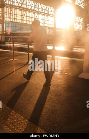 UK,London Waterloo Station- commuter sulla piattaforma Foto Stock