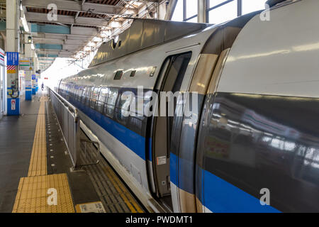 Osaka, JP - Giugno 28, 2017: i cancelli di Shinkansen treno veloce apertura in corrispondenza della stazione per i passeggeri, visualizzazione modulo lato ferroviaria, mostrato come astratta Foto Stock