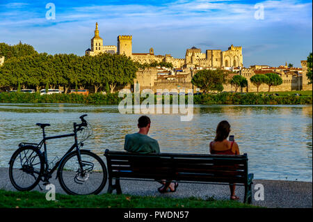 La Francia. Vaucluse (84). Avignon. I turisti sulle rive del Rodano, sullo sfondo il Palazzo dei Papi, un sito Patrimonio Mondiale dell'UNESCO, e Notre-Dam Foto Stock