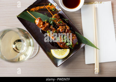 Ben servita japanise pasto in stile con yakitori souse di soia Foto Stock