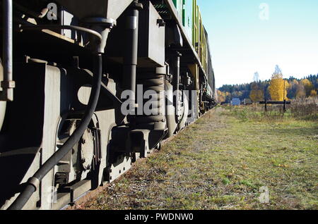 Una chiusura di un treno in una stazione ferroviaria di una piccola città in Dalarna. Foto Stock