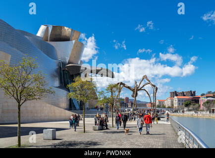 Guggenheim di Bilbao. Il ragno gigante scultura Maman, da Louise Bourgeois, al di fuori del Museo Guggenheim, Bilbao, Paesi Baschi Foto Stock