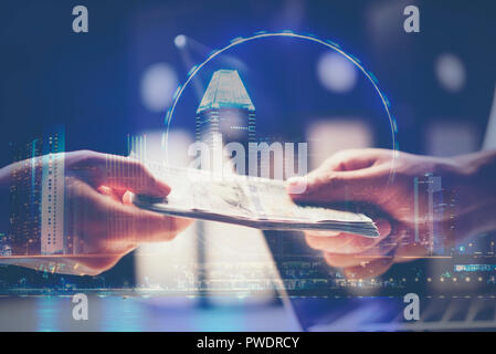 Offerta uomo lotto di centinaia di fatture del dollaro. Le mani vicino. La venalità, corrompano la corruzione del concetto. Canto dare denaro Foto Stock