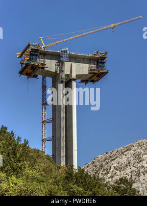 Montenegro, Settembre 2018 - Costruzione di supporto di colonne di cemento per il futuro ponte sul canyon di Moraca sull'autostrada Bar-Boljare Foto Stock