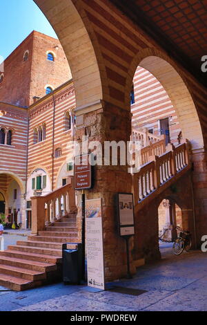 Incantevole del XV secolo in stile gotico Scala scala dalla ragione a Palazzo della Ragione,Verona,Veneto,Italia Foto Stock