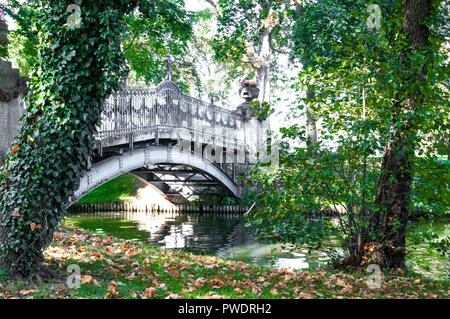 Mirow, Meclemburgo-Pomerania, Germania, 15.09.2011. Avendo un bel giorno e godere degli splendidi Schlossinsel in Mirow / Mueritz. Foto Stock