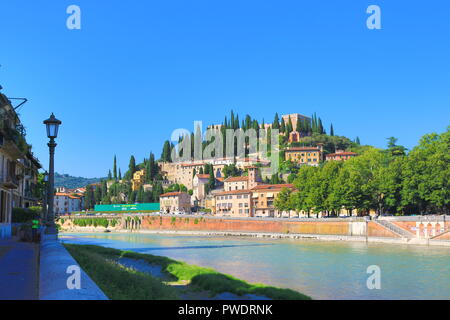 Una vista di Colle San Pietro con San Pietro il castello e il fiume Adige che scorre attraverso Verona,l'Italia. In cima alla collina si erge la fortezza austriaca Foto Stock