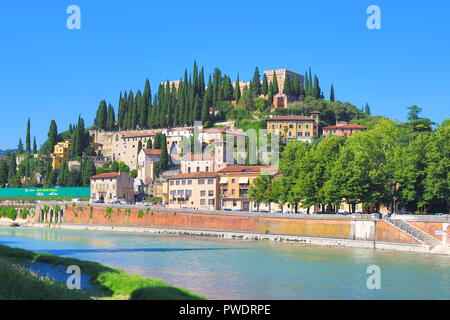 Una vista di Colle San Pietro con San Pietro il castello e il fiume Adige che scorre attraverso Verona,l'Italia. In cima alla collina si erge la fortezza austriaca Foto Stock