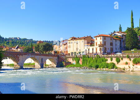 Una vista di Colle San Pietro con San Pietro il castello e il fiume Adige che scorre attraverso Verona,l'Italia. In cima alla collina si erge la fortezza austriaca Foto Stock