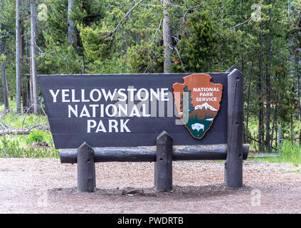 YELLOWSTONE, Montana, USA Giugno 20, 2018: Segno del Parco Nazionale di Yellowstone sulla struttura in legno all'entrata ovest del parco Foto Stock