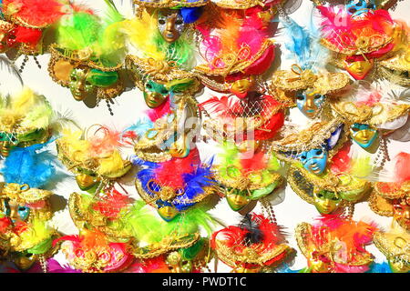 Maschere veneziane souvenir magneti sul display in una fase di stallo sulla Piazza delle Erbe(Market square) la piazza centrale di Verona, Italia settentrionale. Foto Stock