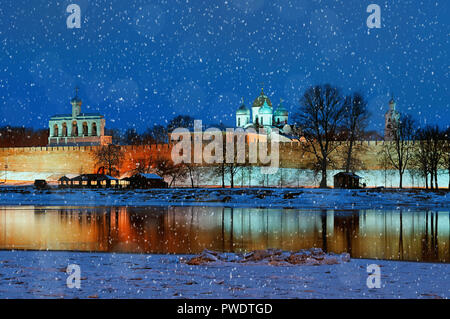 In inverno il paesaggio di architettura - Veliky Novgorod Cremlino e fiume Volkhov terrapieno nella notte invernale in Veliky Novgorod, Russia Foto Stock