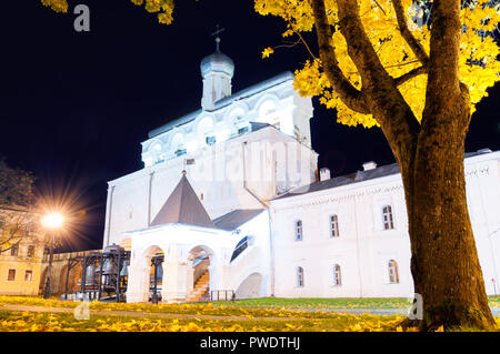 Veliky Novgorod, Russia. St Sophia torre campanaria in autunno la notte in Veliky Novgorod Cremlino park Foto Stock