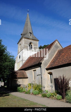 Chiesa di tutti i santi, Datchworth, Hertfordshire. La torre e la guglia può essere visto per miglia intorno a. La chiesa ha porzioni di Norman Foto Stock