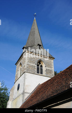 Chiesa di tutti i santi, Datchworth, Hertfordshire. La torre e la guglia può essere visto per miglia intorno a. La chiesa ha porzioni di Norman Foto Stock