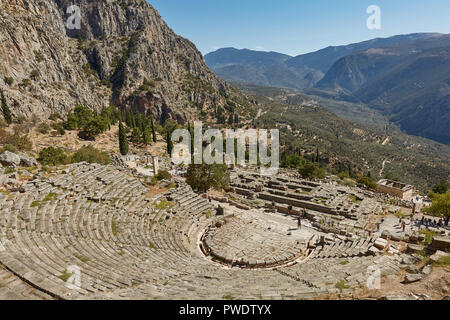 Delphi, Phocis / Grecia. Teatro Antico di Delphi. Il teatro, con una capacità totale di 5.000 spettatori, si trova presso il santuario di Apollo. Pan Foto Stock