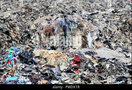 Rifiuti tessili di una delle principali fonti di inquinamento nel sud-est asiatico in paesi come il Bangladesh Foto Stock