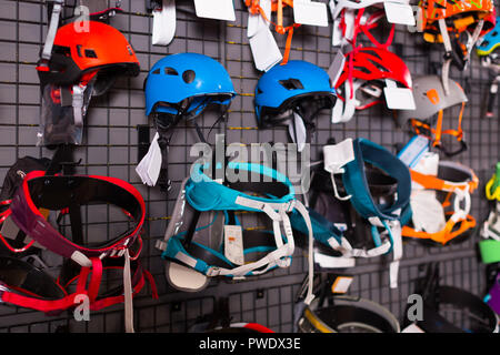 Nuovo zaini, caschi e altre attrezzature sportive in assortimento nel negozio di articoli sportivi Foto Stock