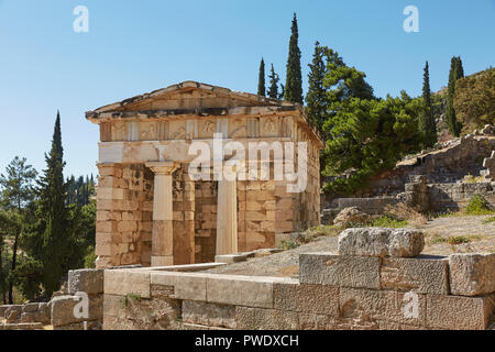 Il Tesoro Ateniese in Delphi, in Grecia in un giorno di estate Foto Stock