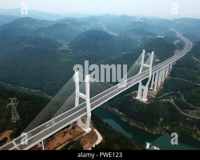 (181015) -- GUIYANG, Ott. 15, 2018 (Xinhua) -- Foto aeree prese il Ott 6, 2018 mostra la Nanmudu Wujiang River Bridge del Lanzhou-Haikou expressway nel sud-ovest della Cina di Guizhou. Nel sud-ovest della Cina di Guizhou, dove infinite colline carsiche dominano la terra, con i moderni mezzi di trasporto è reso possibile grazie a più di 20.000 ponti che attraversano sopra le valli. La provincia facilmente giustifica di per sé come un museo di ponti: tra il mondo di 100 ponti più alti, 46 sono situati nel Guizhou. Oltre quattro decenni dalla Cina di riforma e apertura, generazioni di costruttore di ponti Foto Stock