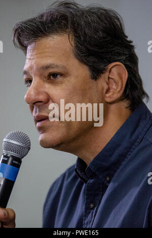 Sao Paulo, Brasile. 15 ott 2018. SP - Sao Paulo - 10/15/2018 - Fernando Haddad conferenza stampa - Il PT candidato per la Presidenza della Repubblica Fernando Haddad, dà una conferenza stampa in un hotel nel sud della città di Sao Paulo il lunedì mattina. : Suamy Beydoun / AGIF Credito: AGIF/Alamy Live News Foto Stock