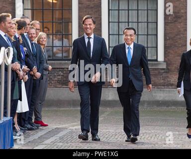 L'Aia, Paesi Bassi. 15 ottobre, 2018. Il premier cinese LI Keqiang (R) assiste ad una cerimonia di benvenuto svoltasi dal Primo Ministro olandese Mark Rutte prima di loro parla all'Aia, nei Paesi Bassi, ottobre 15, 2018. Credito: Li Tao/Xinhua/Alamy Live News Foto Stock