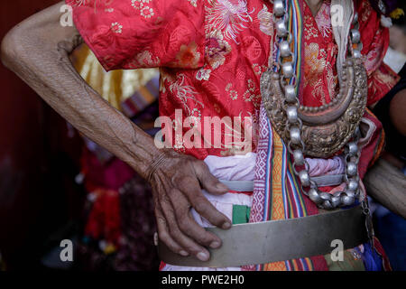 Kathmandu, Nepal. 15 ottobre, 2018. Un devoto Nepalese si prepara per la maschera religiosa delle prestazioni durante il festival Shikali. Shikali festival è di 300 anni festival celebrato da etnici Newari comunità da Khokana village durante il festival devoti indossare le maschere di varie divinità, eseguirà danze e sacrificio di animali nella speranza di ottenere la benedizione della divinità. Le persone a formare il villaggio celebrare Shikali festival come alternativa di Dashain festival, che celebra la vittoria di Dio sul male. Credito: Sunil Pradhan SOPA/images/ZUMA filo/Alamy Live News Foto Stock