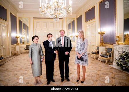 L'Aia, Paesi Bassi. 15 ott 2018. Willem-Alexander re e regina Maxima dei Paesi Bassi a Palazzo Noordeinde all'Aia il 15 ottobre 2018, per ricevere il primo ministro cinese LI Keqiang e sua moglie la signora Cheng Hong in udienza foto: Albert Nieboer/ Paesi Bassi OUT/point de vue OUT | Credit: dpa picture alliance/Alamy Live News Foto Stock