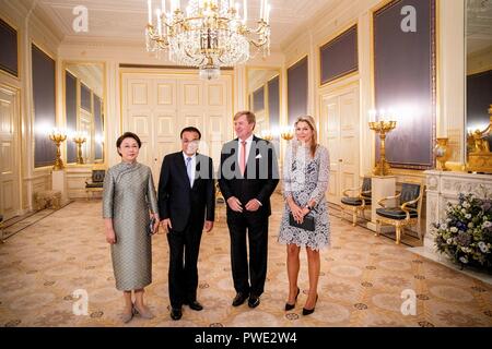 L'Aia, Paesi Bassi. 15 ott 2018. Willem-Alexander re e regina Maxima dei Paesi Bassi a Palazzo Noordeinde all'Aia il 15 ottobre 2018, per ricevere il primo ministro cinese LI Keqiang e sua moglie la signora Cheng Hong in udienza foto: Albert Nieboer/ Paesi Bassi OUT/point de vue OUT | Credit: dpa picture alliance/Alamy Live News Foto Stock