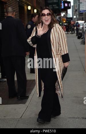New York, NY, STATI UNITI D'AMERICA. 15 ottobre, 2018. Melissa McCarthy fuori e circa per celebrità Candids - MON, New York, NY Ottobre 15, 2018. Credito: Kristin Callahan/Everett raccolta/Alamy Live News Foto Stock