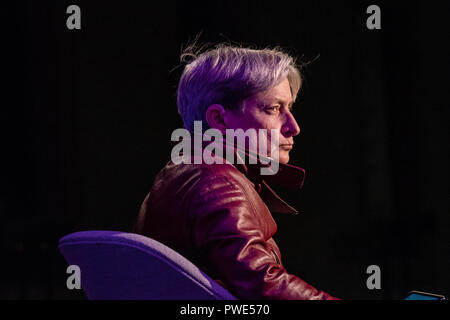 Il post-strutturalista e filosofo femminista Judith Butler è visto durante il suo intervento alla Biennale di pensiero a Barcellona. Organizzata dal Comune di Barcellona, la biennale del pensiero è la presenza di specialisti internazionali di cultura, filosofia e pensato con dibattiti sul significato attuale della città. Foto Stock