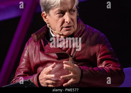 Il post-strutturalista e filosofo femminista Judith Butler è visto durante il suo intervento alla Biennale di pensiero a Barcellona. Organizzata dal Comune di Barcellona, la biennale del pensiero è la presenza di specialisti internazionali di cultura, filosofia e pensato con dibattiti sul significato attuale della città. Foto Stock