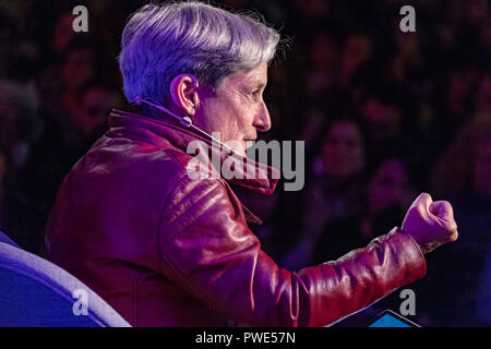 Barcellona, in Catalogna, Spagna. 15 ottobre, 2018. Il post-strutturalista e filosofo femminista Judith Butler è visto durante il suo intervento alla Biennale di pensiero in Barcelona.Organized dal Comune di Barcellona, la biennale del pensiero è la presenza di specialisti internazionali di cultura, filosofia e pensato con dibattiti sul significato attuale della città. Credito: Paco Freire SOPA/images/ZUMA filo/Alamy Live News Foto Stock