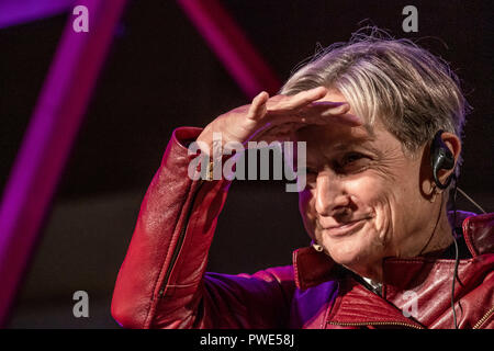 Barcellona, in Catalogna, Spagna. 15 ottobre, 2018. Il post-strutturalista e filosofo femminista Judith Butler è visto durante il suo intervento alla Biennale di pensiero in Barcelona.Organized dal Comune di Barcellona, la biennale del pensiero è la presenza di specialisti internazionali di cultura, filosofia e pensato con dibattiti sul significato attuale della città. Credito: Paco Freire SOPA/images/ZUMA filo/Alamy Live News Foto Stock