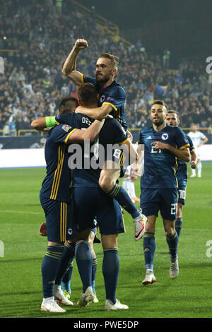 Sarajevo. 15 ottobre, 2018. I giocatori della Bosnia e Erzegovina (BiH) celebrare durante la UEFA Nazioni lega B Gruppo 3 corrispondenza tra la BiH e l'Irlanda del Nord a Sarajevo, BiH ad ottobre 15, 2018. La BiH ha vinto 2-0. Credito: Haris Memija/Xinhua/Alamy Live News Foto Stock