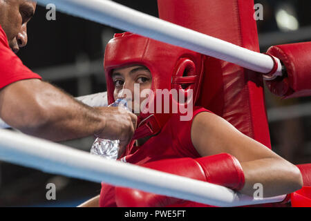 La città di Buenos Aires, la città di Buenos Aires, Argentina. 15 ottobre, 2018. SPORT. La città di Buenos Aires, Argentina - 15 ottobre 2018.- CAROLINE SARA DUBOIS di Gran Bretagna (blu) compete con MAWADA TAGHOUTI della Tunisia (rosso) nella donna la luce (57-60kg) Boxe il giorno nove di Buenos Aires 2018 Olimpiadi della Gioventù presso il Parco Olimpico, il 15 ottobre 2018 nella città di Buenos Aires, Argentina. Credito: Julieta Ferrario/ZUMA filo/Alamy Live News Foto Stock