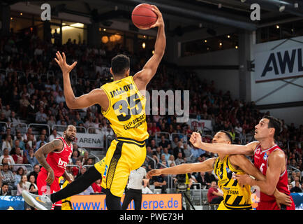 Bamberg, Baviera. 15 ottobre, 2018. Basket: Bundesliga, Brose Bamberg - MHP Riesen Ludwigsburg, girone principale, 3° giornata: Ludwigsburgs Karim Jallow (M) e David Mc Cray (secondo da destra) lotta con Bambergs Cliff Alexander (l) e Nikolaos Zisis (r) per la sfera. Credito: Nicolas Armer/dpa/Alamy Live News Foto Stock